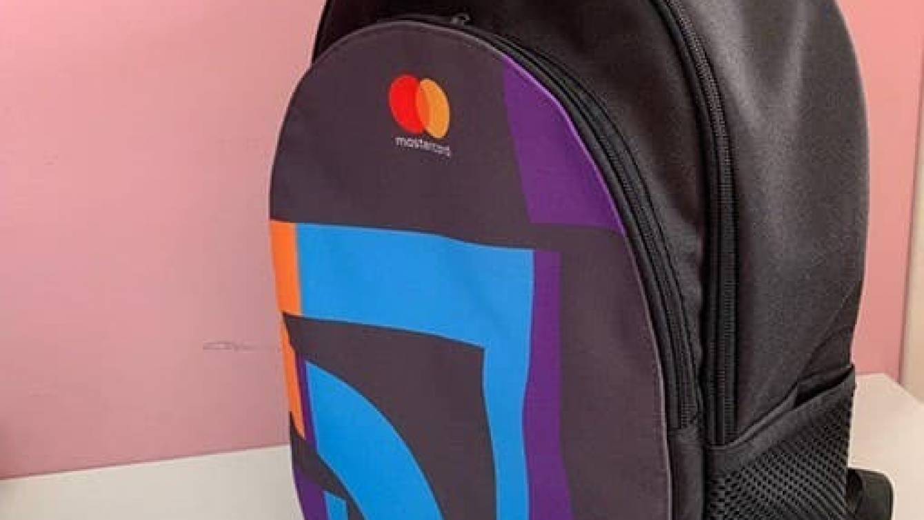 Почему стоит сделать заказ рюкзаков оптом с нанесением логотипа бренда в качестве корпоративного подарка или промопродукции