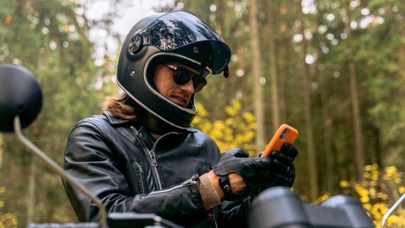 Смартфон для мотоциклиста: неубиваемые телефоны для экстрима