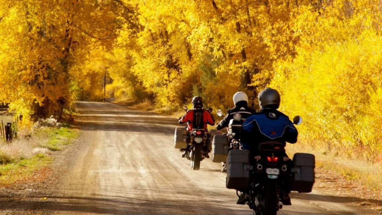 Як не промокнути на мотоциклі восени