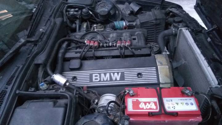 Як замінити акумулятор на БМВ 525 Touring E39 2,5 tds