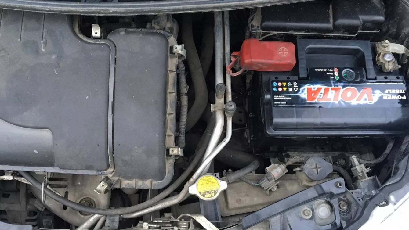 Як встановити акумулятор на автомобіль Пежо 308