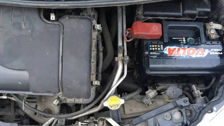 Як встановити акумулятор на автомобіль Пежо 308
