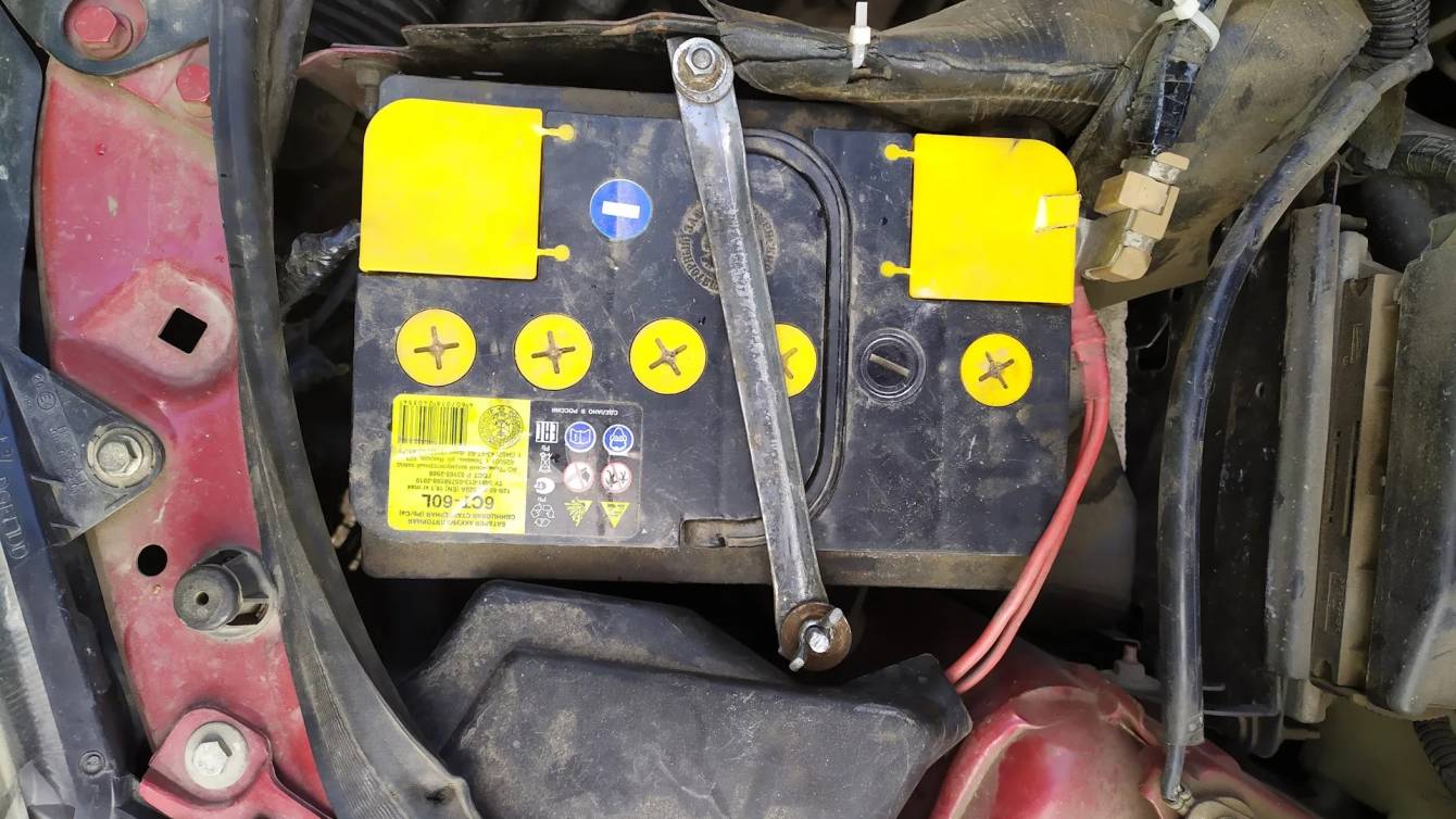 Як встановити батарею на автомобіль Рено Сафран