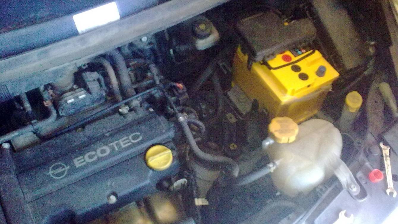 Як поміняти акумулятор на Opel Corsa C, 1.0 л.