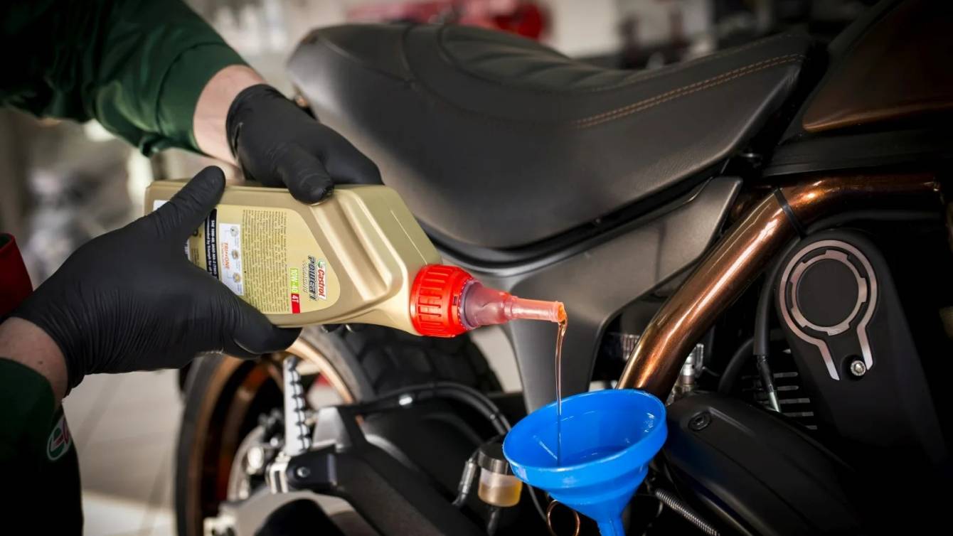 Як змінити масло в мотоциклі?